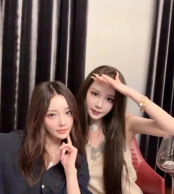 李小璐跟闺蜜聚会生活滋润