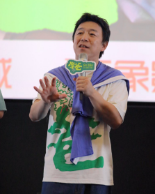 黄渤路演现场：与观众热情互动