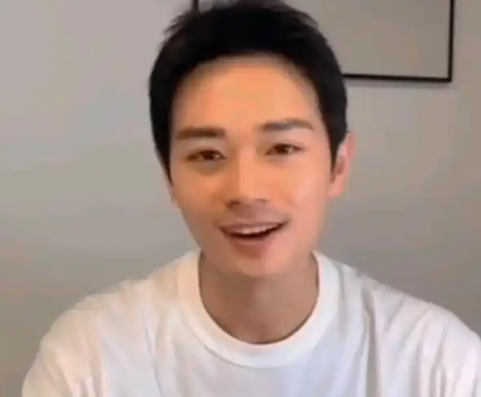 曹骏让粉丝帮选演讲服装